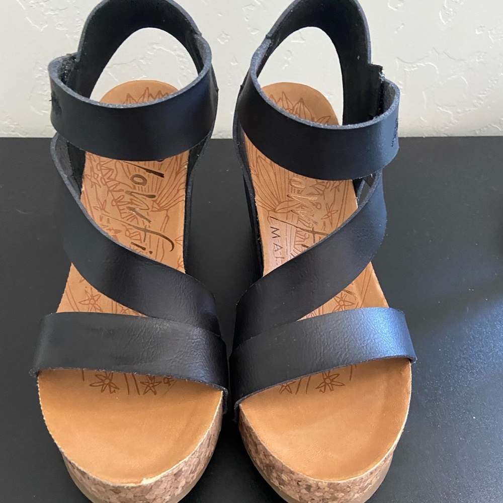 Blowfish size 6 black strappy wedges